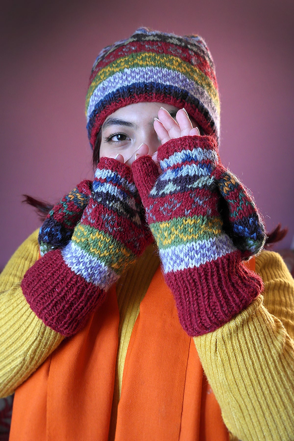 Red Green mixed colored woolen gloves/mittens