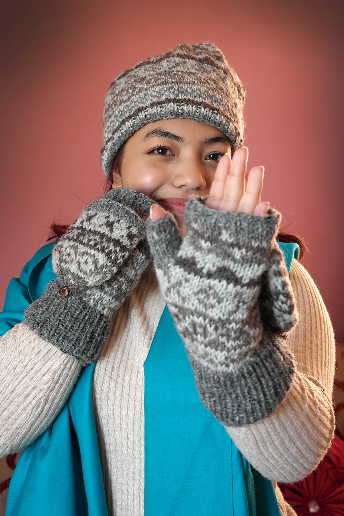 Grey white mixed colored woolen gloves/mittens