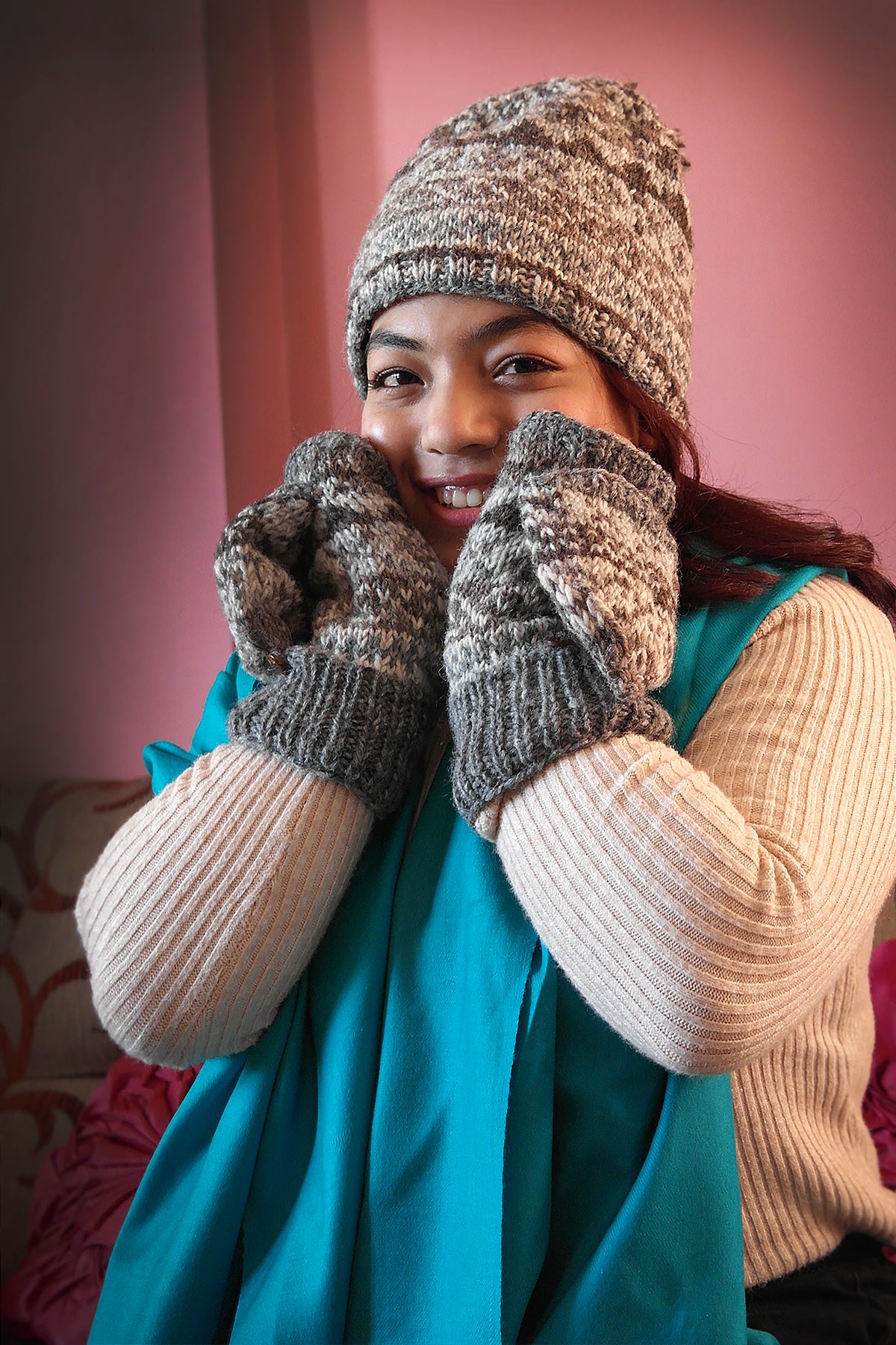 Grey white mixed colored woolen gloves/mittens