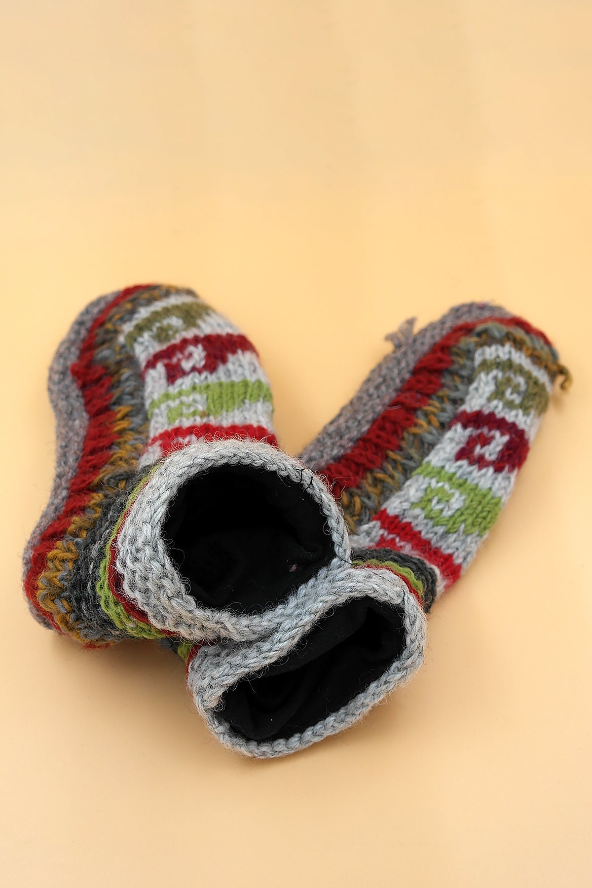 Hot waves pattern woolen hand knitted ankle socks